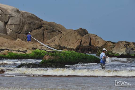 Pescadores na praia da Ferrugem, Garopaba, no litoral sul de Santa Catarina
